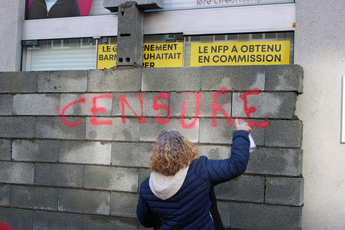 Accompagnés d'autres syndicalistes, Ludovic Beyrand, monte le mur de parpaings devant la permanence des députés LFI.