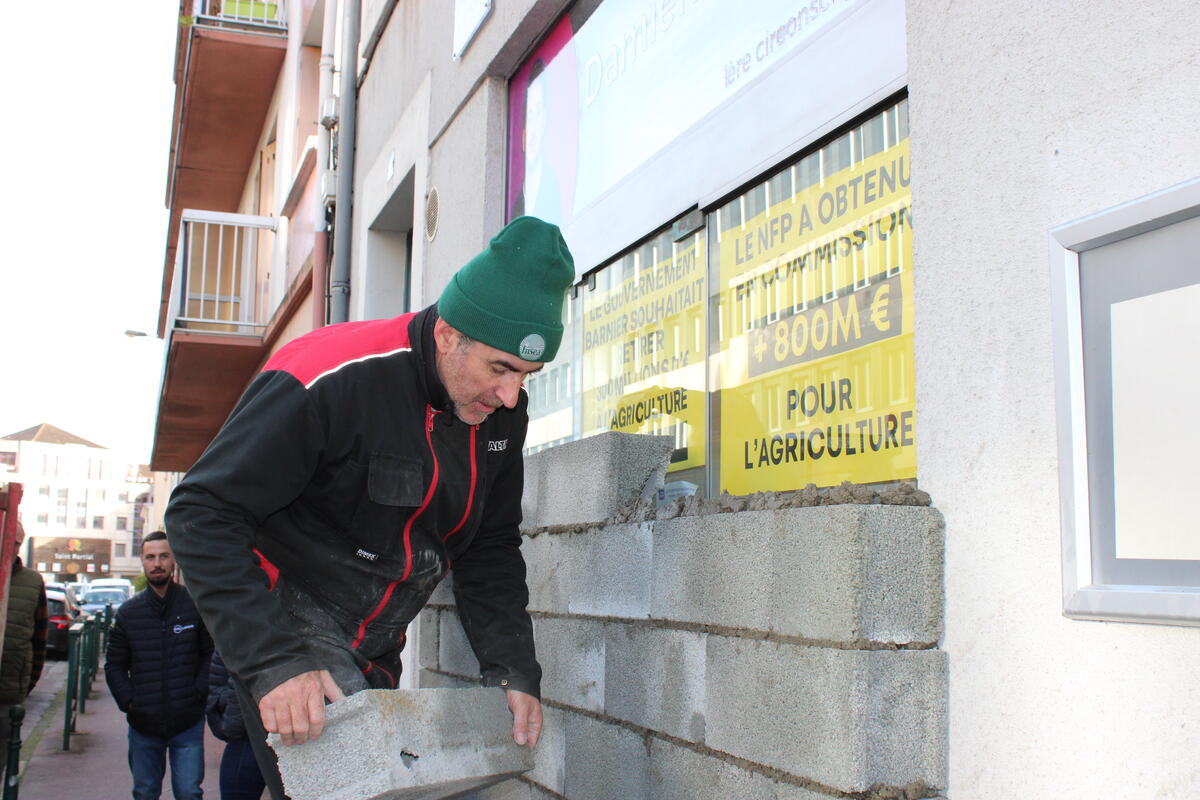 Des confettis pour dénoncer l'excès de “papier” avant d'entrer au Conseil régional.