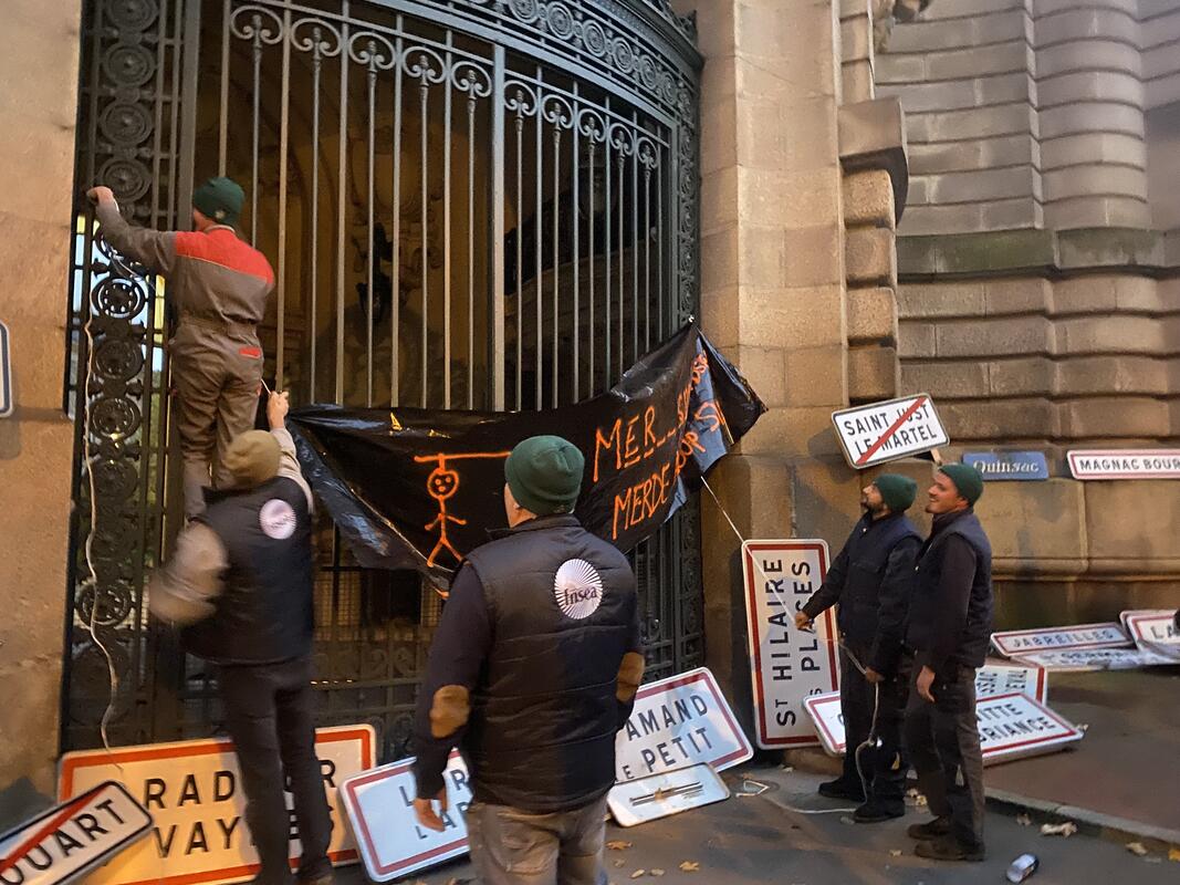 Les maires ont été avertis de l'action des agriculteurs de retirer les panneaux des communes et leur ont témoigné leur soutien.