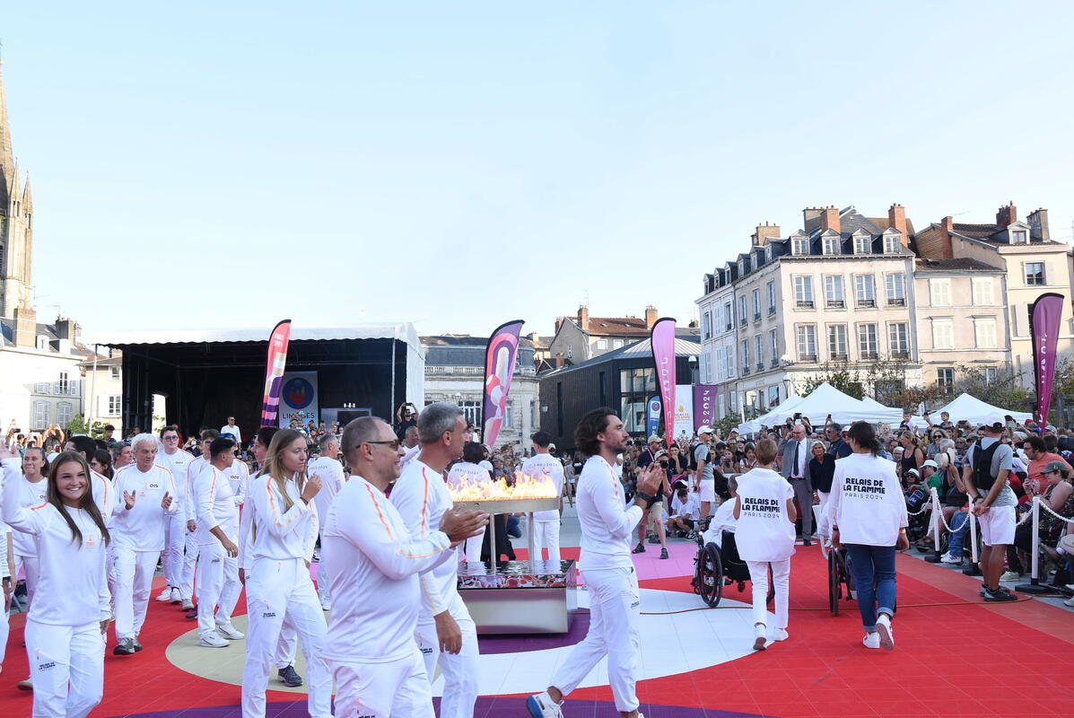 Camille Lacote, première porteuse de la flamme paralympique.