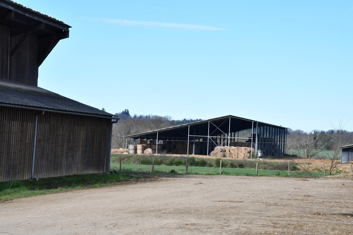 Un panneau annonce que le site de la ferme de Chavaignac est surveillé. 