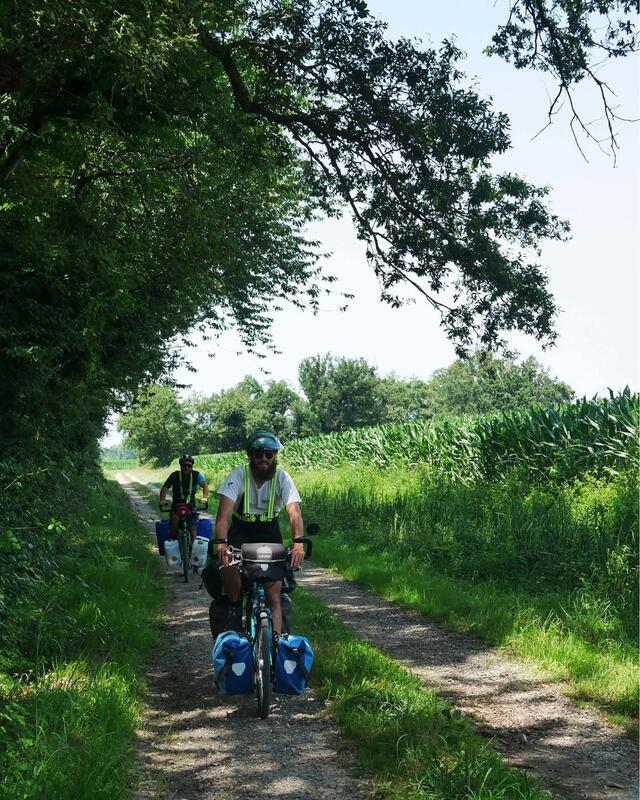 En route pour aller chercher les vaches pour la traite ! On est chez Lait p’tits béarnais. 