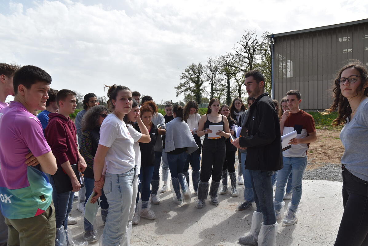 Jean-Marie et Catherine Guyot ont accueilli la journée technique organisée par les étudiants en BTS PA des Vaseix. Ils ont alors présenté leur exploitation ainsi que leur nouveau système de contention. 