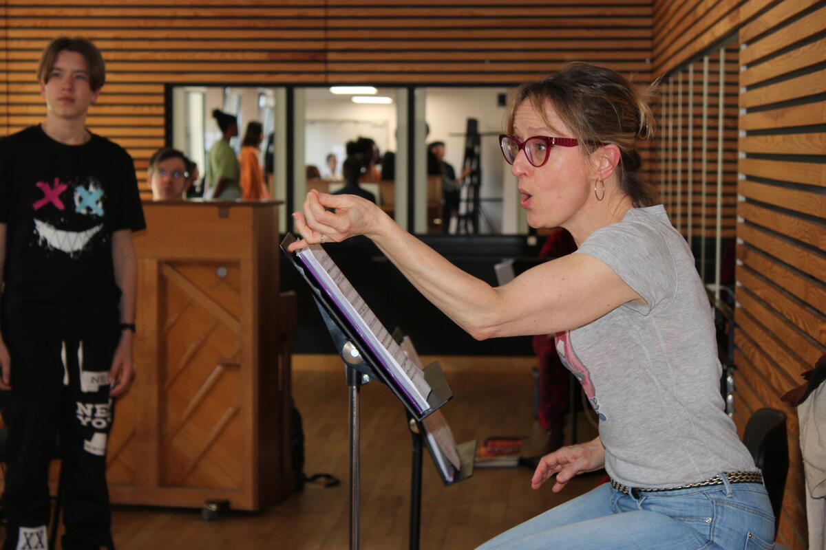 Lors d’un atelier avec des enfants de «l’opéra kids». Ils s’initient au chant et s’entraînent avec le concours d’Ève Christophe. 