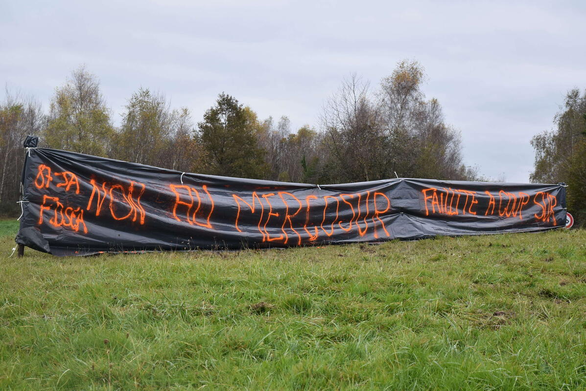 Les agriculteurs et agricultrices des JA et de la FDSEA se mobilisent toute la journée du 18 novembre contre l'accord UE-Mercosur. Ils étaient aux alentours de 15 h au rond-point de la D2000.