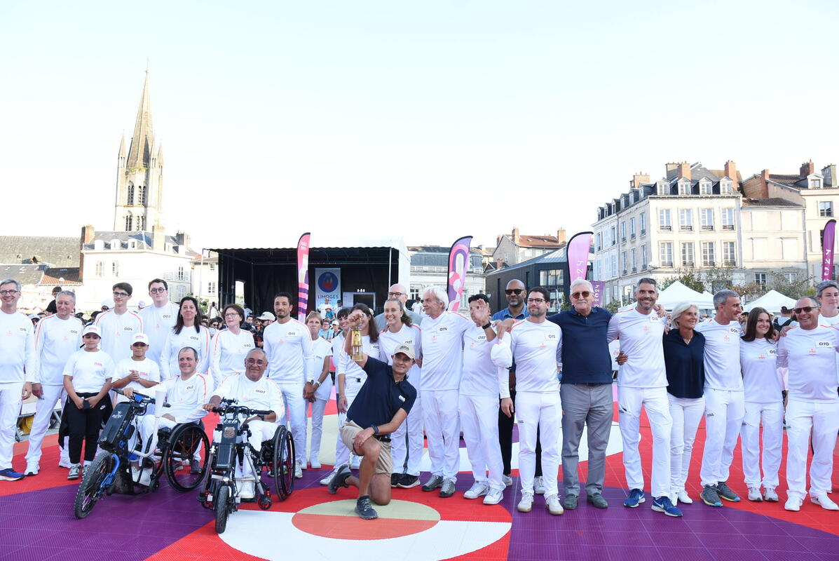 Le dernier relayeur Romain Massinon a allumé le chaudron paralympique.