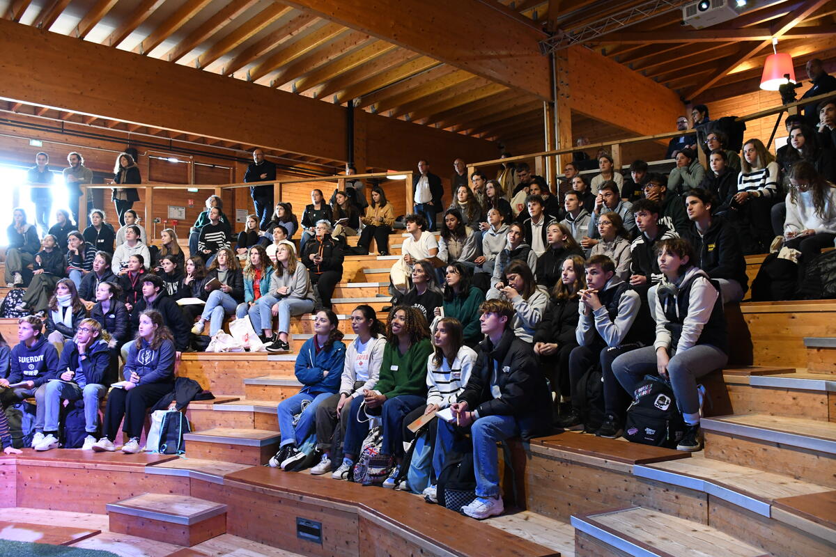 Les vétérinaires Sophie Pellarin, Pierre Autef et Frédéric Sanspoux et les ingénieurs agronomes Céline Pignol, Olivier Paillon, Antoine Doumagnon, Maider Alsumard et Philippe Bru ont raconté leurs parcours aux étudiants.